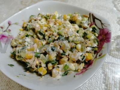 Salotos su tunu ir kukurūzais pagrindine nuotrauka