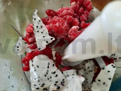 Kokosų kokteilis su avietėmis ir pitahaja Žingsnis 1