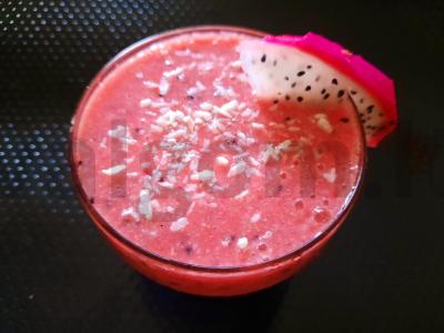 Kokosų kokteilis su avietėmis ir pitahaja pagrindine nuotrauka