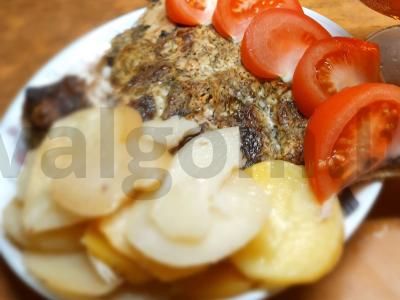 Plačiakė ant sluoksniuoto bulvių pagalvėlės pagrindine nuotrauka