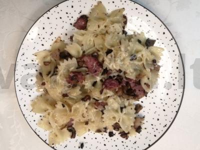 Farfalle su grybais ir bekonu pagrindine nuotrauka