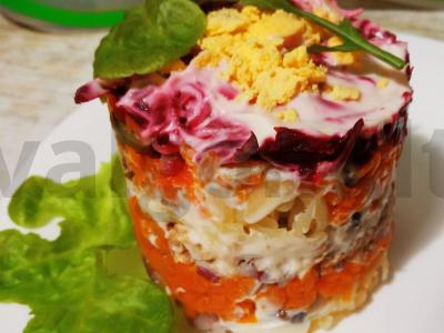 Salotas „Trys po kailiu“ pagrindine nuotrauka