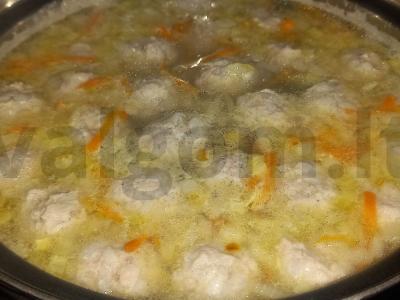 Sriuba su meatballs ir žolelėmis Žingsnis 7