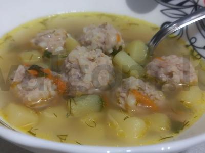 Sriuba su meatballs ir žolelėmis pagrindine nuotrauka