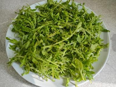 Salotas su rukola, pomidoru ir sūriu Žingsnis 1