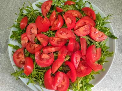 Salotas su rukola, pomidoru ir sūriu Žingsnis 2