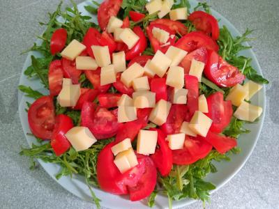 Salotas su rukola, pomidoru ir sūriu Žingsnis 3