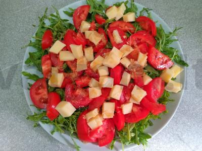 Salotas su rukola, pomidoru ir sūriu Žingsnis 5