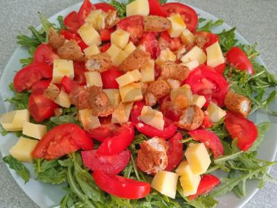 Salotas su rukola, pomidoru ir sūriu pagrindine nuotrauka