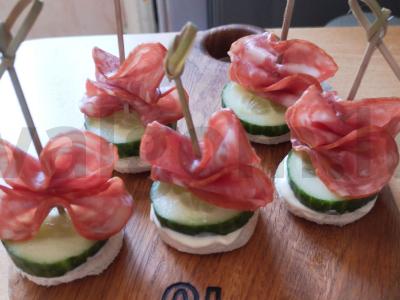 Kanarė su dešra ir agurku pagrindine nuotrauka