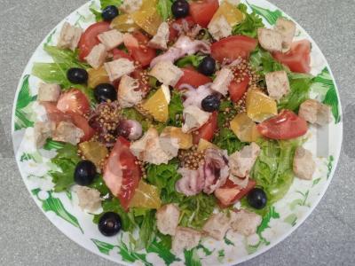 Salotos su aštuonkoju, mėlynėmis ir apelsinu pagrindine nuotrauka