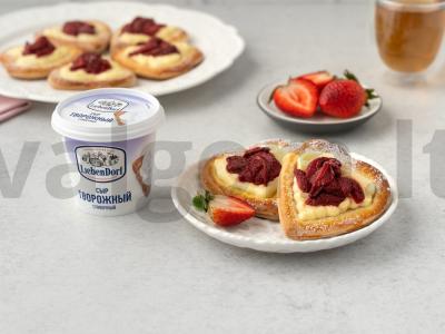 Danija su braškėmis pagrindine nuotrauka