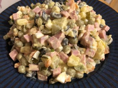 Olivje su dešra ir alyvuogėmis pagrindine nuotrauka