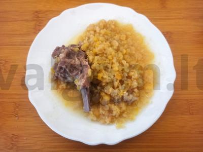 Žirnių košė su svogūnais ir šonkauliais pagrindine nuotrauka