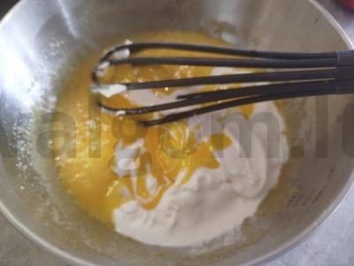 Obuolių šarlotė su grietine Žingsnis 2