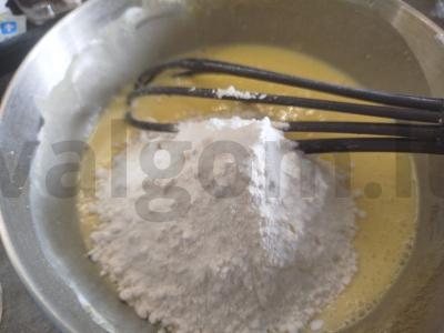 Obuolių šarlotė su grietine Žingsnis 3