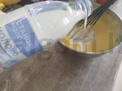 Obuolių šarlotė su grietine Žingsnis 4