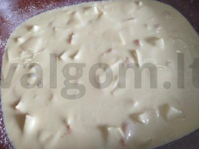 Obuolių šarlotė su grietine Žingsnis 8