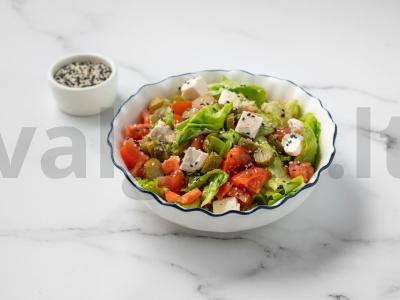 Aiškus daržovių salotas su brynza pagrindine nuotrauka