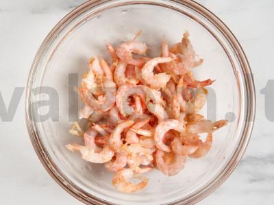 Krevetės pomidorų padaže su sūriu puoduose Žingsnis 2