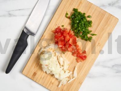 Krevetės pomidorų padaže su sūriu puoduose Žingsnis 3