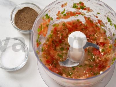 Krevetės pomidorų padaže su sūriu puoduose Žingsnis 4