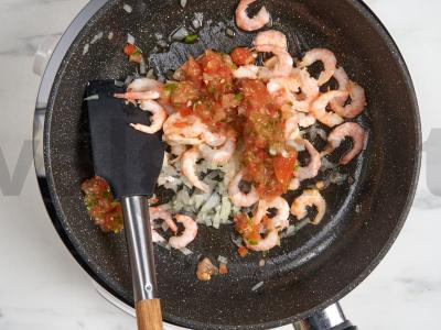 Krevetės pomidorų padaže su sūriu puoduose Žingsnis 5