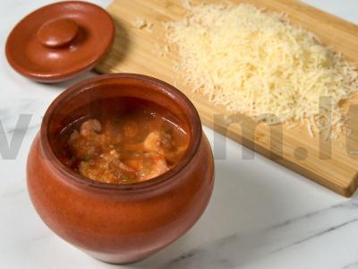 Krevetės pomidorų padaže su sūriu puoduose Žingsnis 6