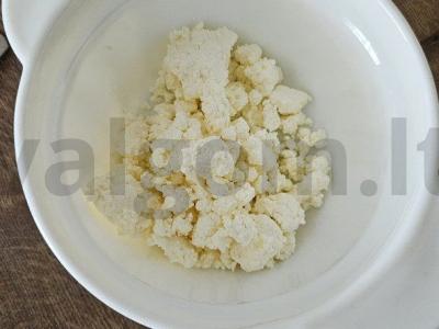 Varškės sūreliai su saldžiuoju kondensuotu pienu desertui Žingsnis 1