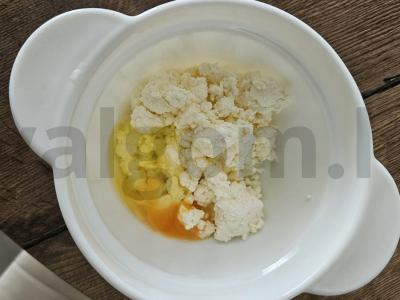 Varškės sūreliai su saldžiuoju kondensuotu pienu desertui Žingsnis 2