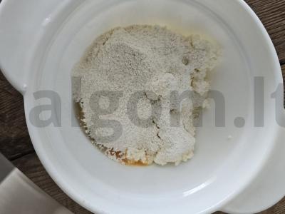 Varškės sūreliai su saldžiuoju kondensuotu pienu desertui Žingsnis 3