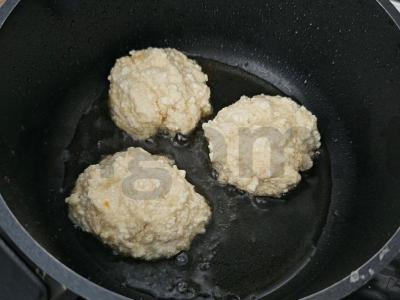 Varškės sūreliai su saldžiuoju kondensuotu pienu desertui Žingsnis 6