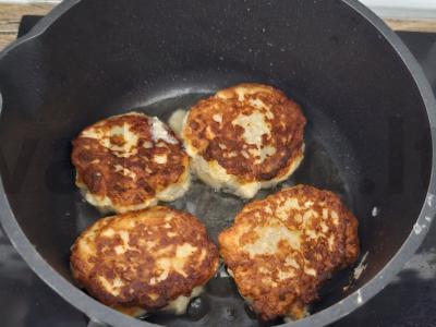 Varškės sūreliai su saldžiuoju kondensuotu pienu desertui Žingsnis 7