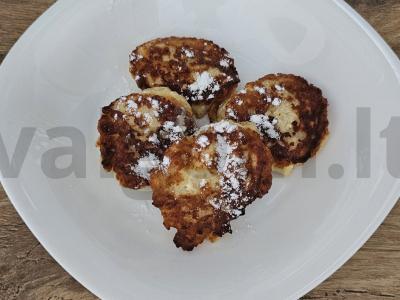 Varškės sūreliai su saldžiuoju kondensuotu pienu desertui pagrindine nuotrauka