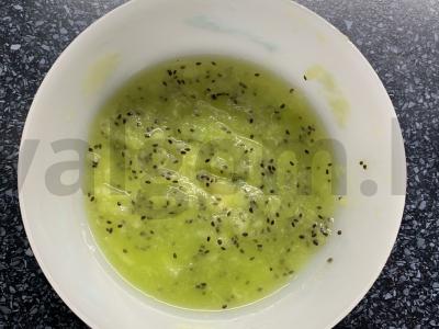 Desertas iš kivio, varškės, kokosų drožlių ir sausainių Žingsnis 1