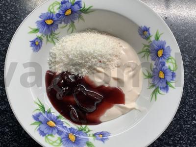 Desertas iš kivio, varškės, kokosų drožlių ir sausainių Žingsnis 2