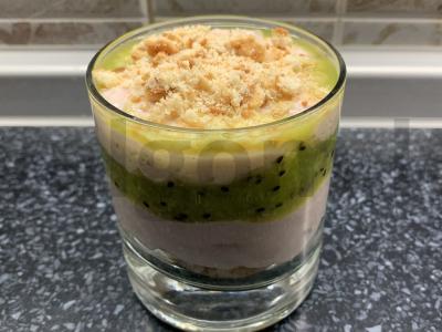 Desertas iš kivio, varškės, kokosų drožlių ir sausainių pagrindine nuotrauka