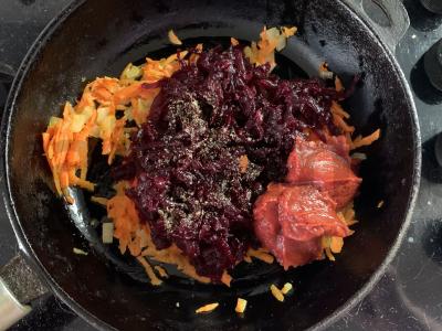 Borsčas su šviežia ir rauginta kopūstais pietums Žingsnis 3