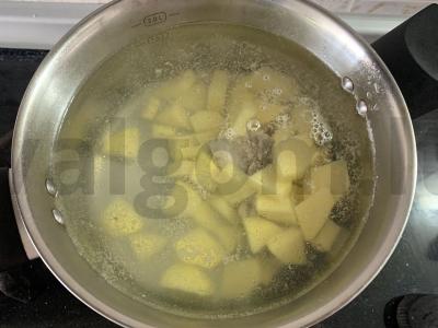 Borsčas su šviežia ir rauginta kopūstais pietums Žingsnis 6