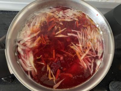 Borsčas su šviežia ir rauginta kopūstais pietums Žingsnis 9