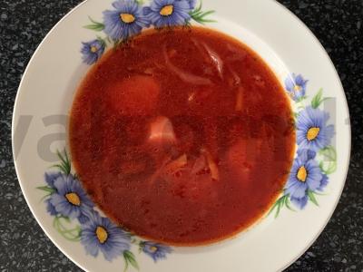 Borsčas su šviežia ir rauginta kopūstais pietums pagrindine nuotrauka