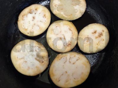 Kepti baklažanai su geltonu pomidoru, sūriu ir graikiniais riešutais Žingsnis 2