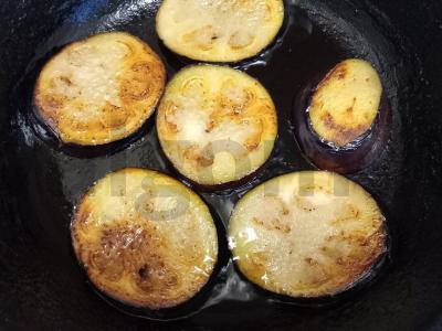 Kepti baklažanai su geltonu pomidoru, sūriu ir graikiniais riešutais Žingsnis 3