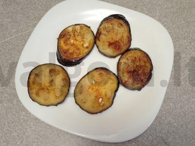 Kepti baklažanai su geltonu pomidoru, sūriu ir graikiniais riešutais Žingsnis 4