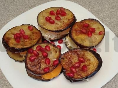 Kepti baklažanai su geltonu pomidoru, sūriu ir graikiniais riešutais pagrindine nuotrauka