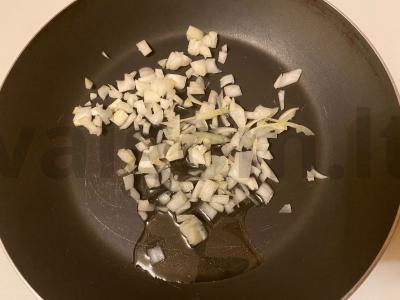 Patiekalas „Raudonos valtėlės“ su kiauliena, grybais ir daržovėmis Žingsnis 1