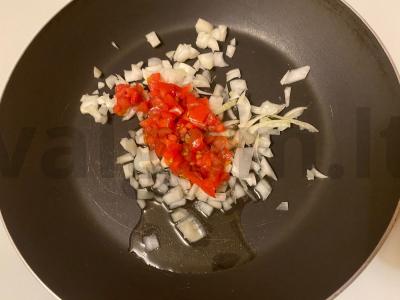 Patiekalas „Raudonos valtėlės“ su kiauliena, grybais ir daržovėmis Žingsnis 2