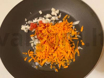 Patiekalas „Raudonos valtėlės“ su kiauliena, grybais ir daržovėmis Žingsnis 3