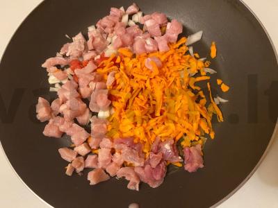 Patiekalas „Raudonos valtėlės“ su kiauliena, grybais ir daržovėmis Žingsnis 4