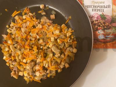 Patiekalas „Raudonos valtėlės“ su kiauliena, grybais ir daržovėmis Žingsnis 7